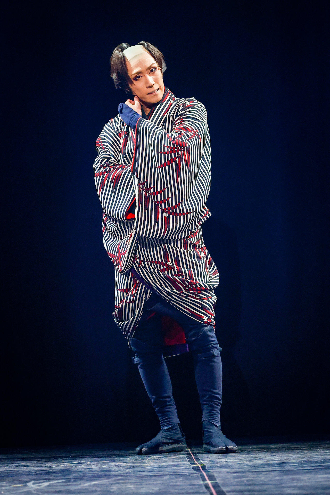 劇団朱雀「OMIAKASHI」より。（撮影：小境勝巳、坂田貴広）