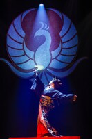 劇団朱雀「OMIAKASHI」より。（撮影：小境勝巳、坂田貴広）