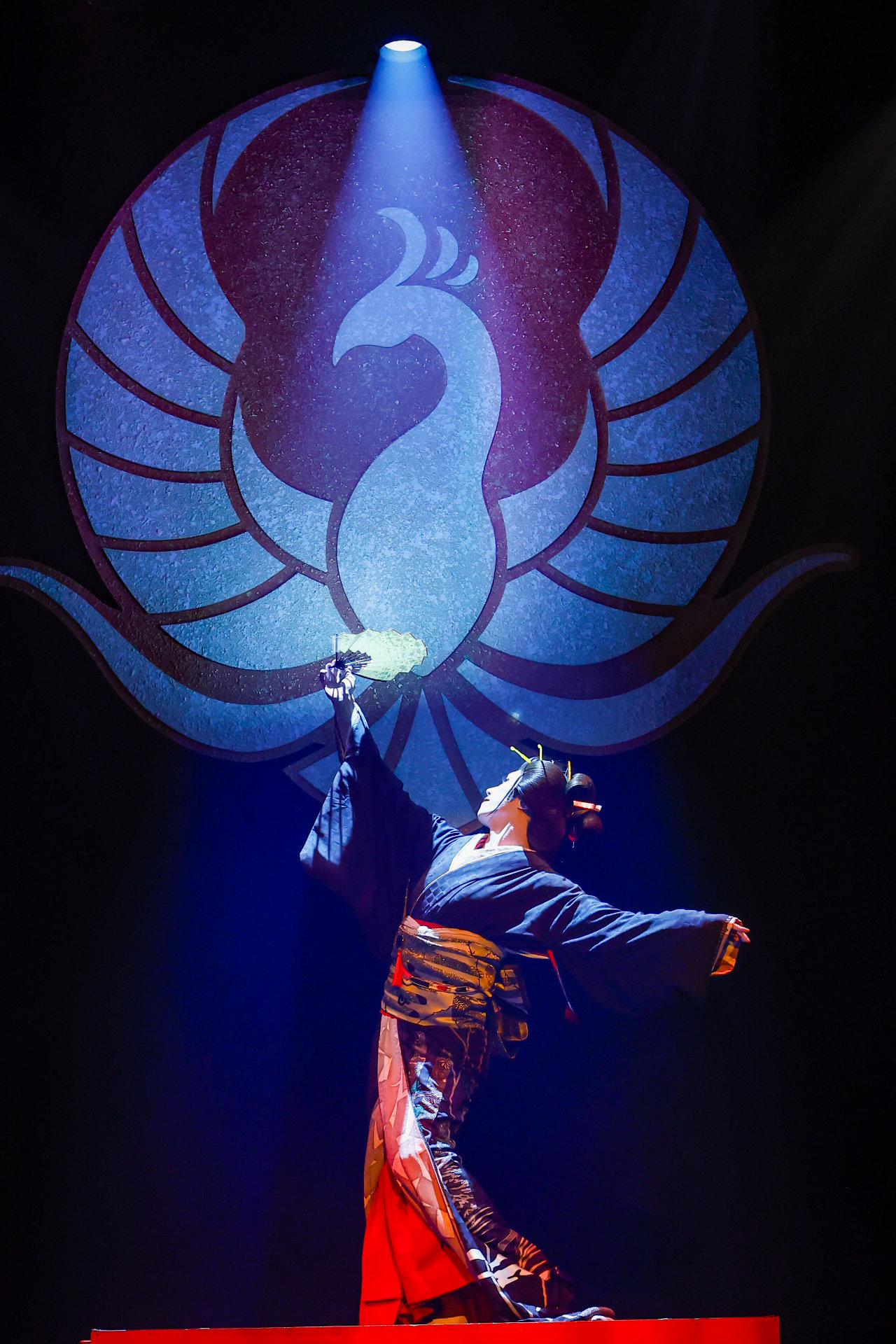 劇団朱雀「OMIAKASHI」より。（撮影：小境勝巳、坂田貴広）