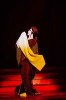 劇団朱雀「OMIAKASHI」より。（撮影：小境勝巳、坂田貴広）