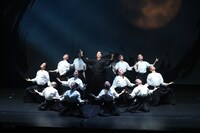 OSK日本歌劇団「レビュー 春のおどり」より、「Silenphony-サイレンフォニー-」。©松竹