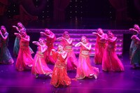 OSK日本歌劇団「レビュー 春のおどり」より、「Silenphony-サイレンフォニー-」。©松竹