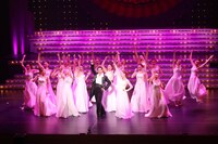 OSK日本歌劇団「レビュー 春のおどり」より、「Silenphony-サイレンフォニー-」。©松竹