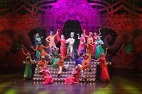 OSK日本歌劇団「レビュー 春のおどり」より、「Silenphony-サイレンフォニー-」。©松竹