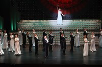 OSK日本歌劇団「レビュー 春のおどり」より、「Silenphony-サイレンフォニー-」。©松竹