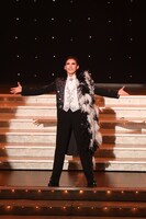 OSK日本歌劇団「レビュー 春のおどり」より、「Silenphony-サイレンフォニー-」。©松竹