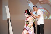 「MEET KABUKI -The art of “Onnagata” Europe tour 2026-」パリ公演より、第一部「女方ができるまで」の様子。©SHOCHIKU