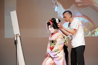 「MEET KABUKI -The art of “Onnagata” Europe tour 2026-」パリ公演より、第一部「女方ができるまで」の様子。©SHOCHIKU