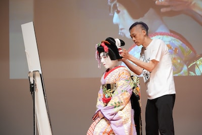 「MEET KABUKI -The art of “Onnagata” Europe tour 2026-」パリ公演より、第一部「女方ができるまで」の様子。©SHOCHIKU