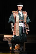 「氷川きよし特別公演」明治座公演より、第1部「白雲の城」の様子。