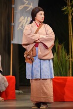 「氷川きよし特別公演」明治座公演より、第1部「白雲の城」の様子。