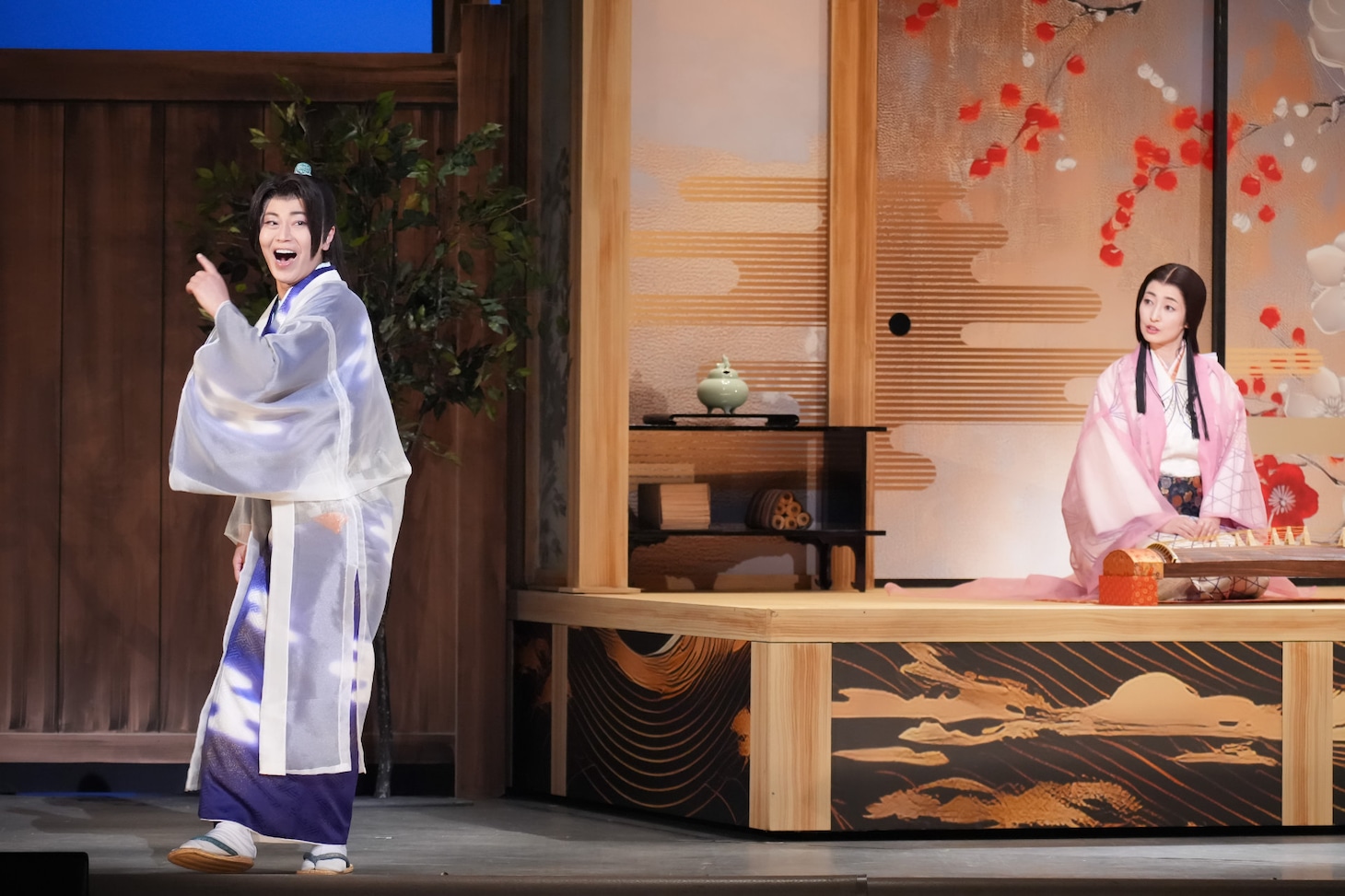 「氷川きよし特別公演」明治座公演より、第1部「白雲の城」の様子。