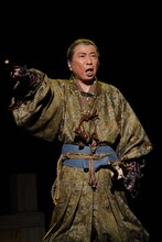 「氷川きよし特別公演」明治座公演より、第1部「白雲の城」の様子。