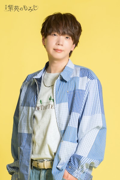 重松千晴のキャラクタービジュアル。