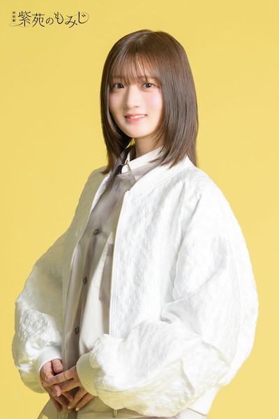 山根綺のキャラクタービジュアル。