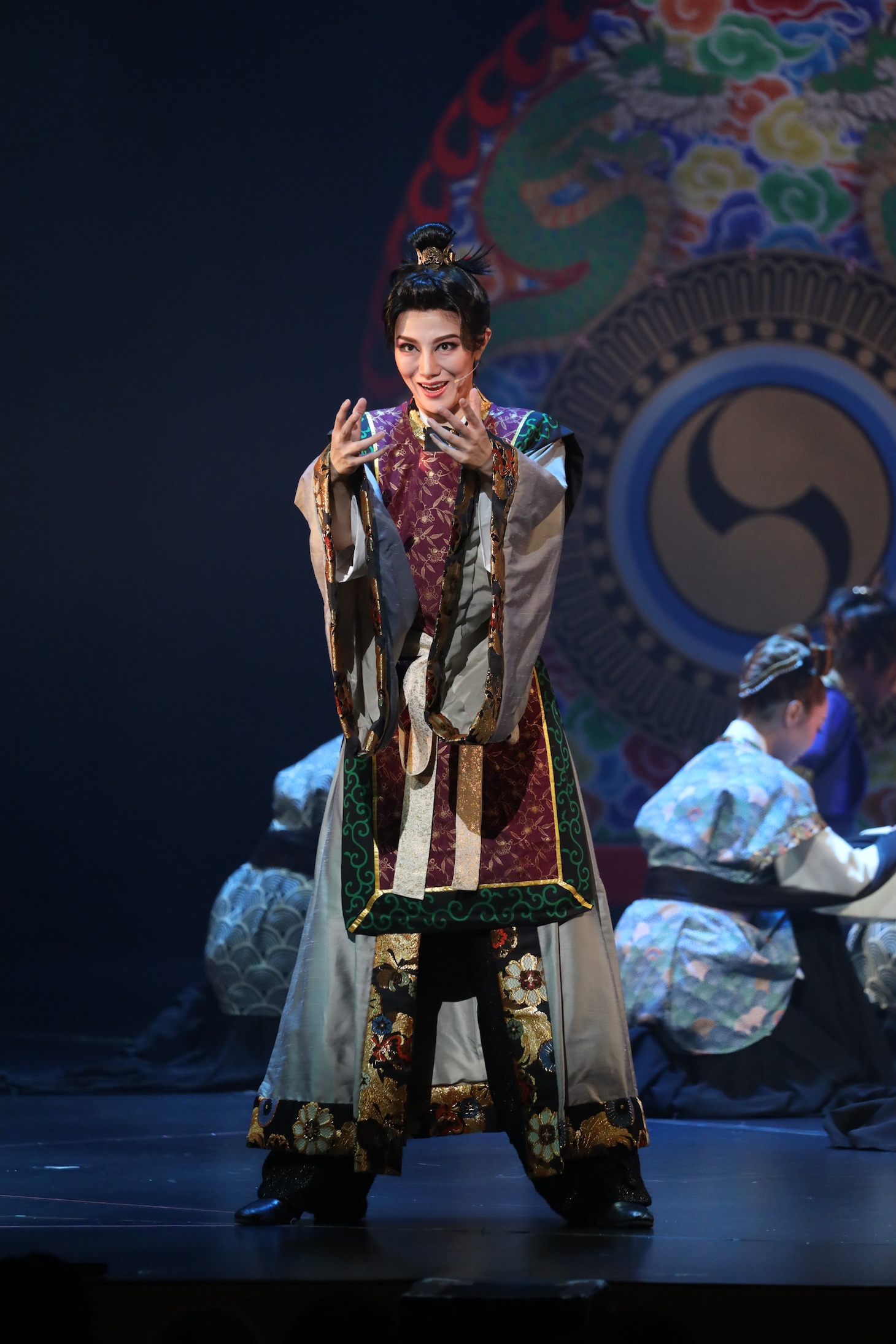 OSK日本歌劇団「レビュー 春のおどり」より、「たまきはる 命の雫」。©松竹