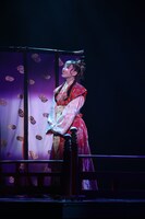 OSK日本歌劇団「レビュー 春のおどり」より、「たまきはる 命の雫」。©松竹