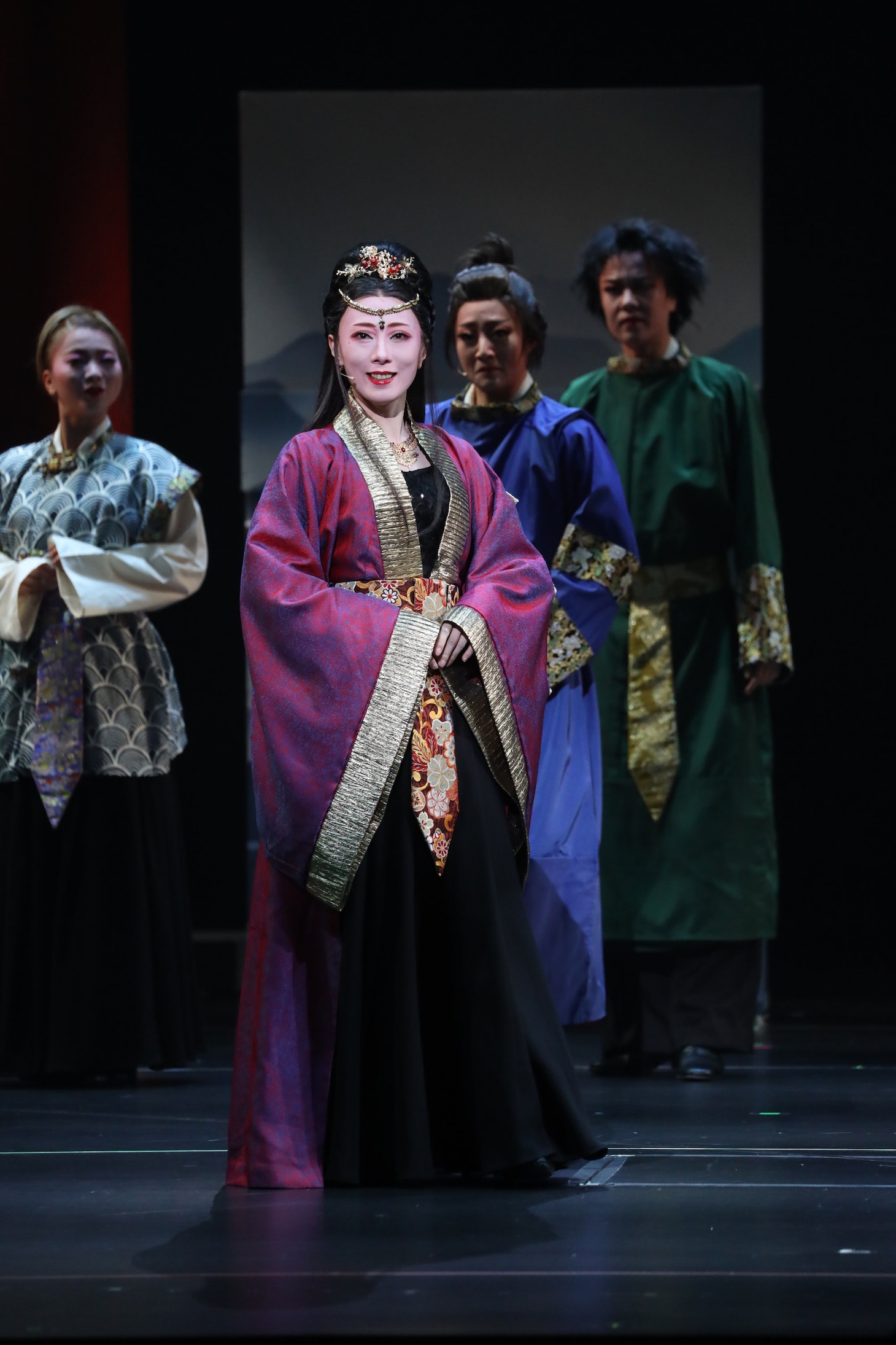 OSK日本歌劇団「レビュー 春のおどり」より、「たまきはる 命の雫」。©松竹