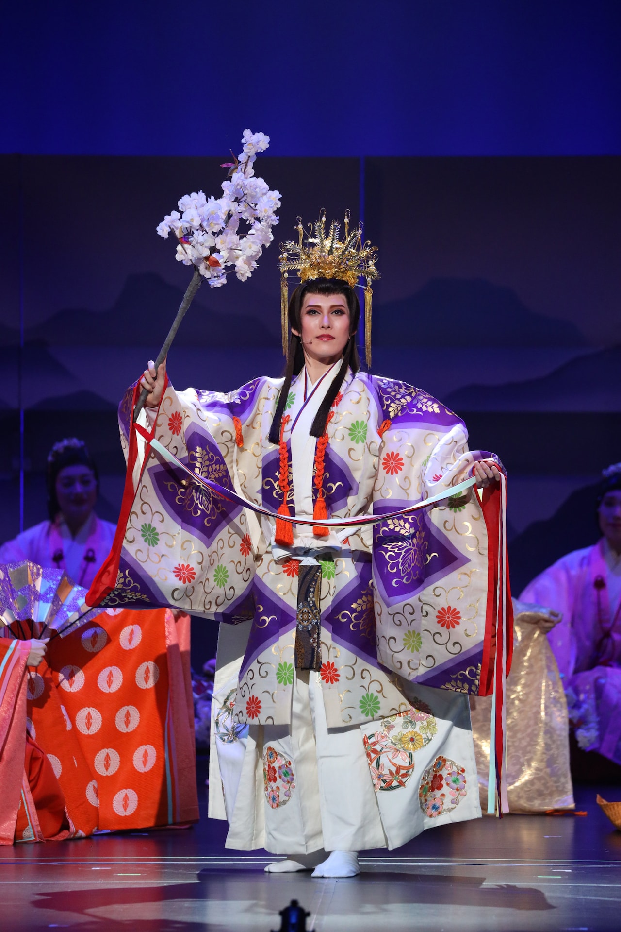 OSK日本歌劇団「レビュー 春のおどり」より、「たまきはる 命の雫」。©松竹