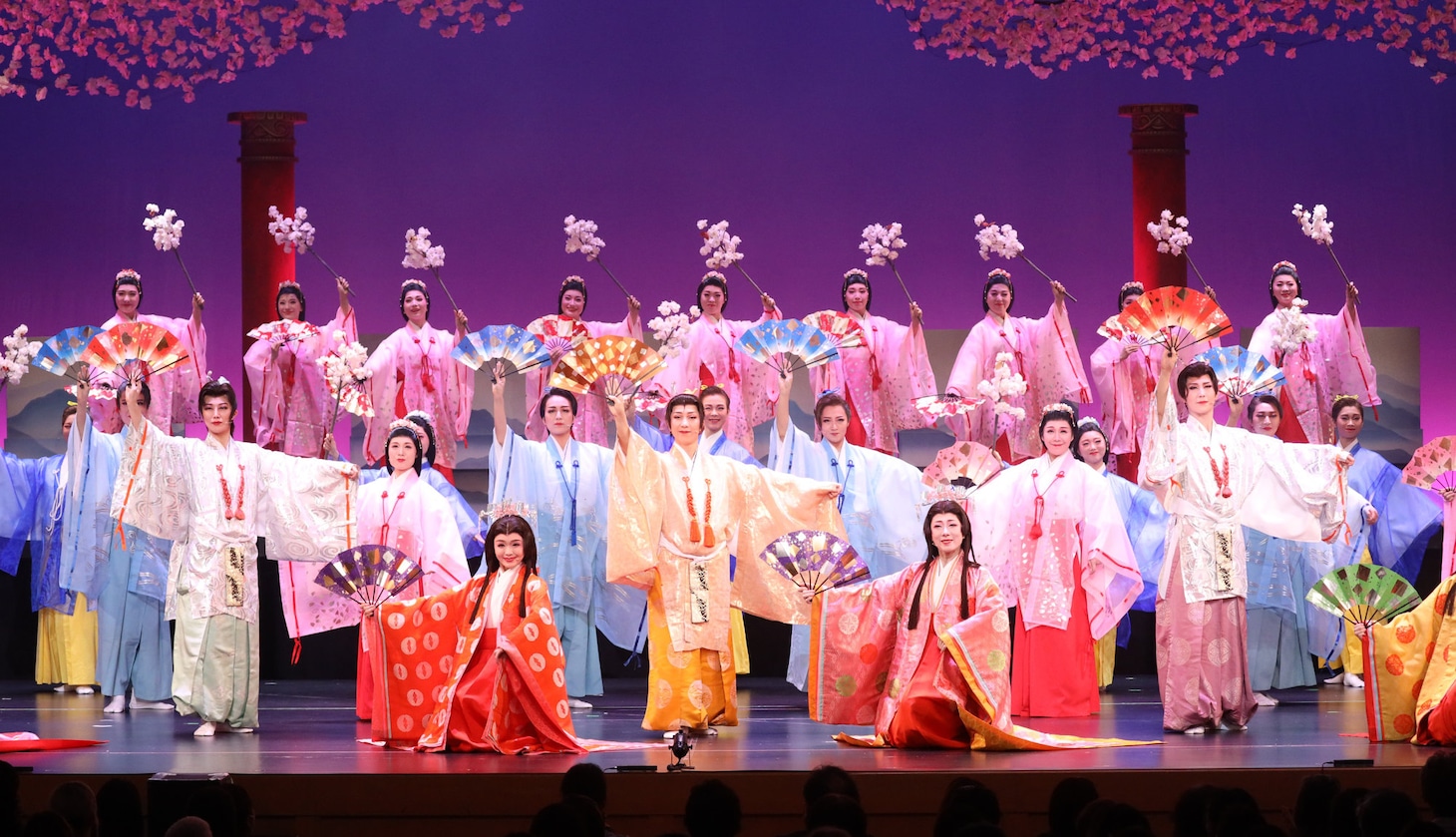 OSK日本歌劇団「レビュー 春のおどり」より、「たまきはる 命の雫」。©松竹