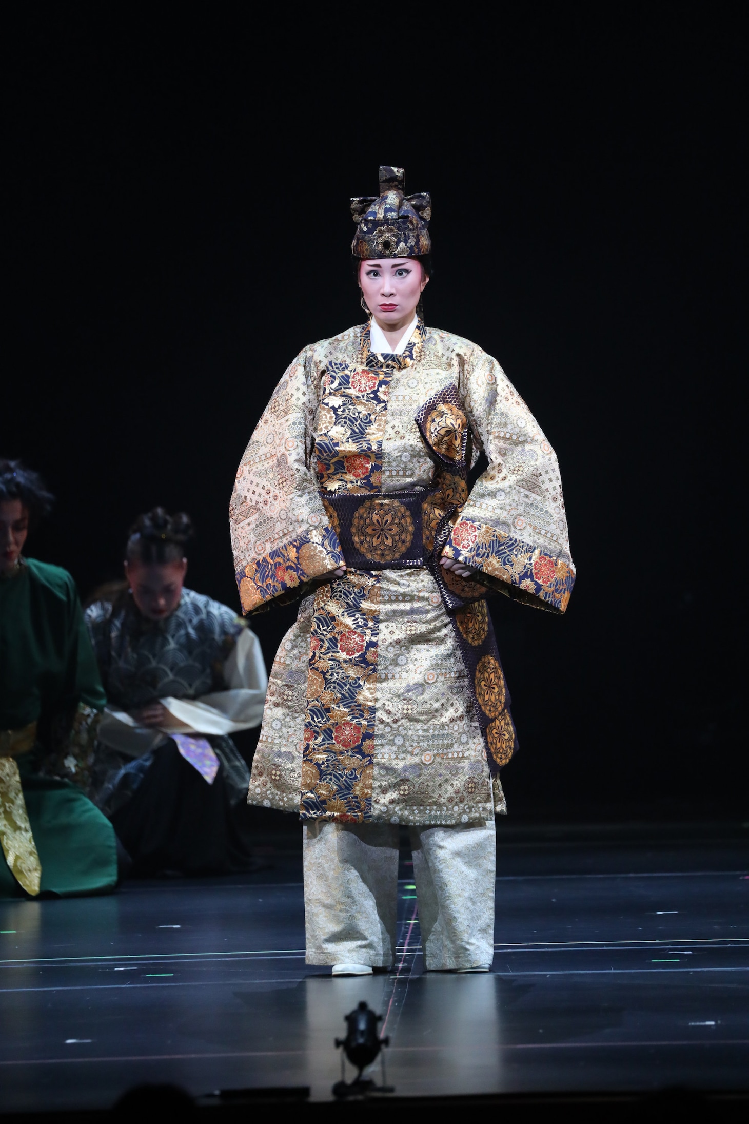 OSK日本歌劇団「レビュー 春のおどり」より、「たまきはる 命の雫」。©松竹