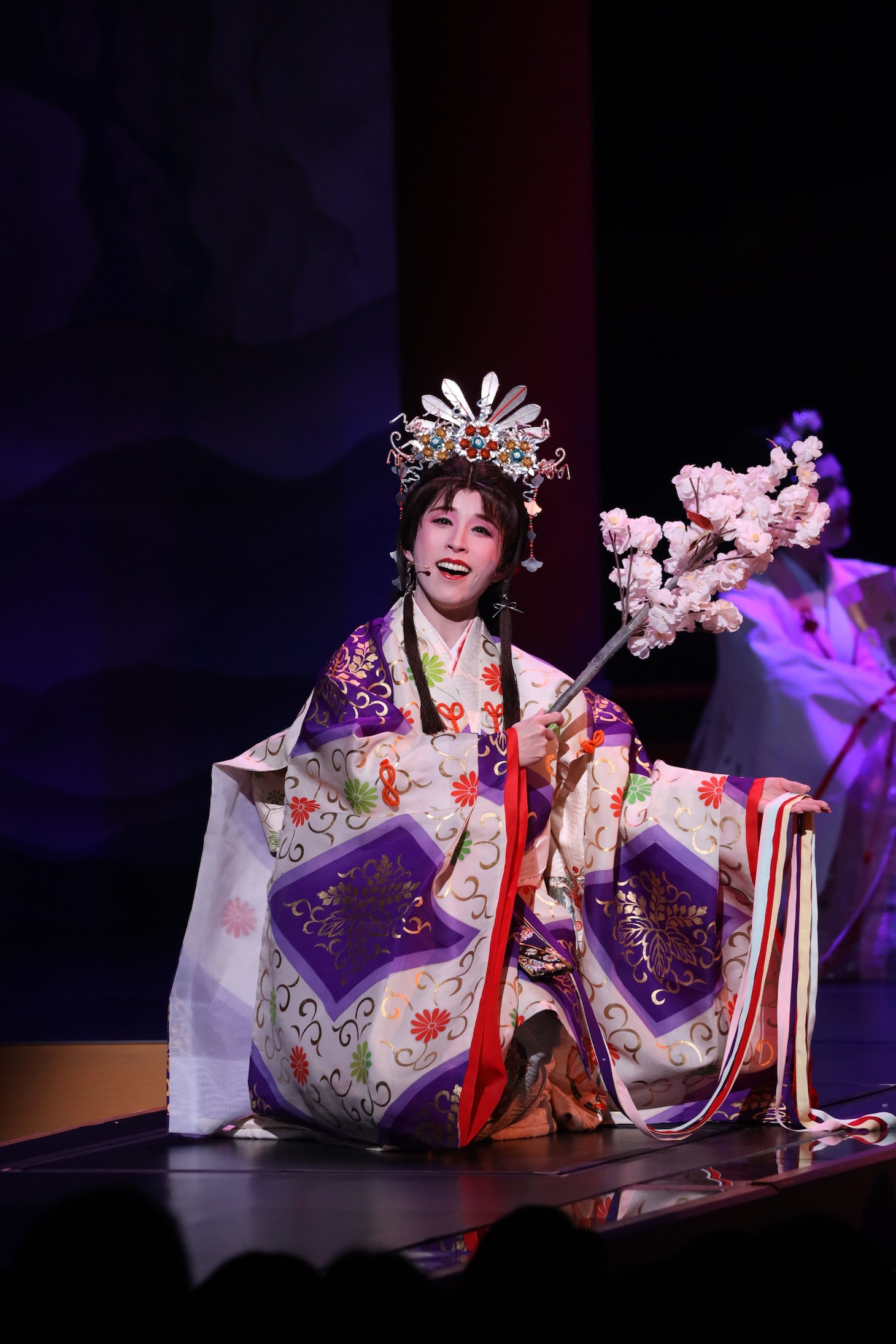 OSK日本歌劇団「レビュー 春のおどり」より、「たまきはる 命の雫」。©松竹