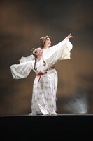 OSK日本歌劇団「レビュー 春のおどり」より、「たまきはる 命の雫」。©松竹