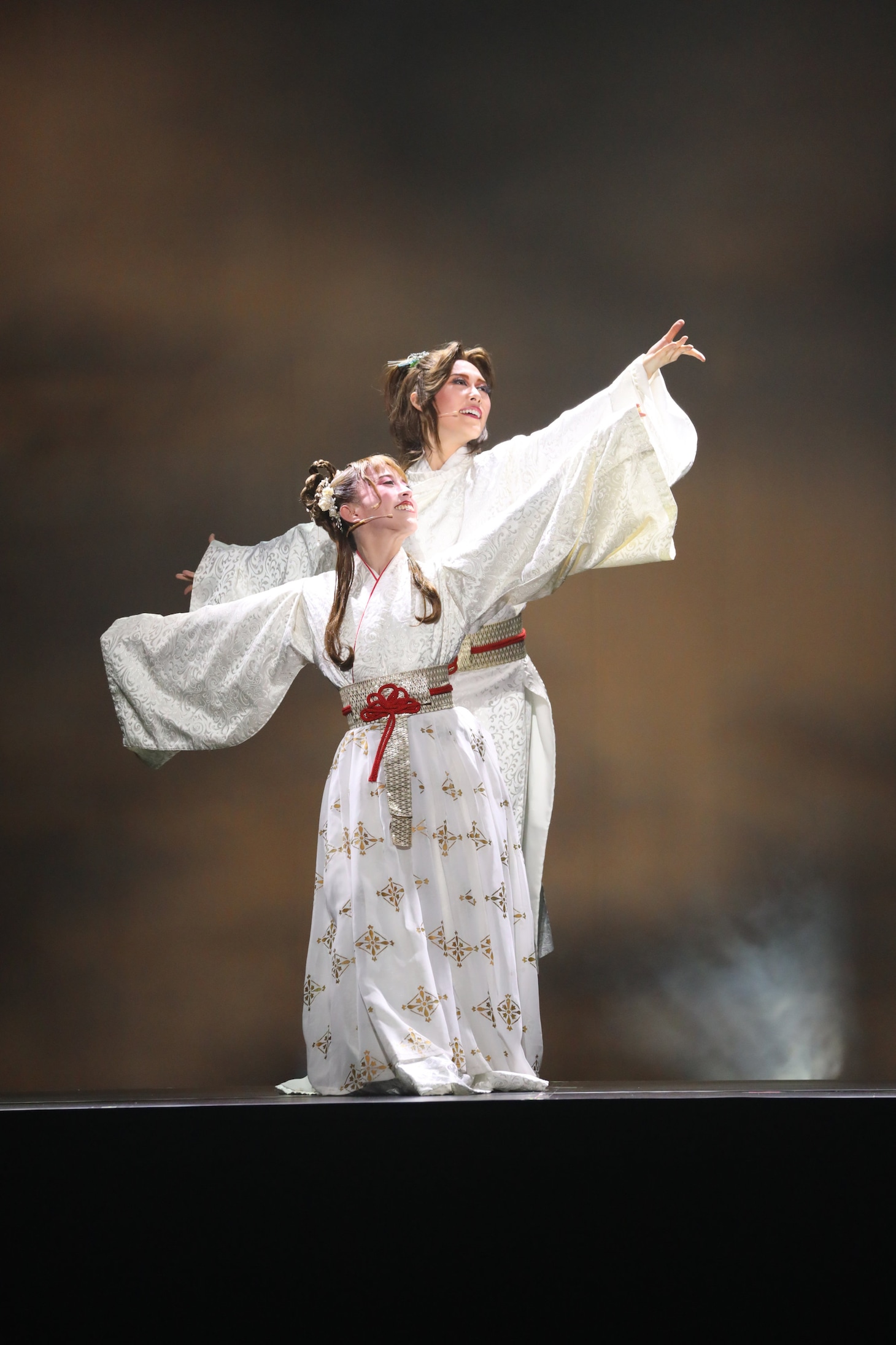 OSK日本歌劇団「レビュー 春のおどり」より、「たまきはる 命の雫」。©松竹