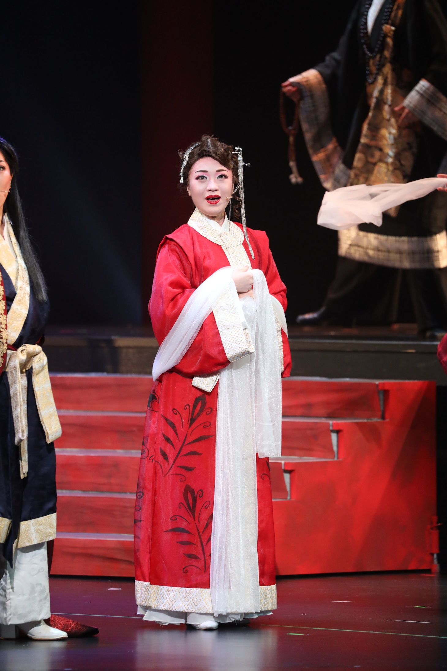 OSK日本歌劇団「レビュー 春のおどり」より、「たまきはる 命の雫」。©松竹