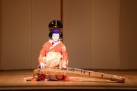 「坂東玉三郎特別公演」より「三曲糸の調べ」の様子。©松竹