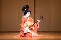 「坂東玉三郎特別公演」より「三曲糸の調べ」の様子。©松竹