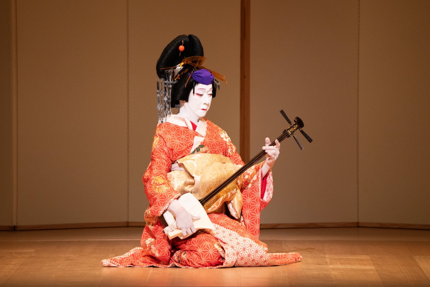 「坂東玉三郎特別公演」より「三曲糸の調べ」の様子。©松竹