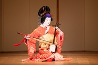 「坂東玉三郎特別公演」より「三曲糸の調べ」の様子。©松竹