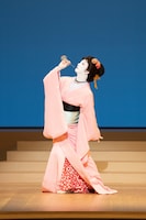 「坂東玉三郎特別公演」より「長崎十二景」の様子。©松竹