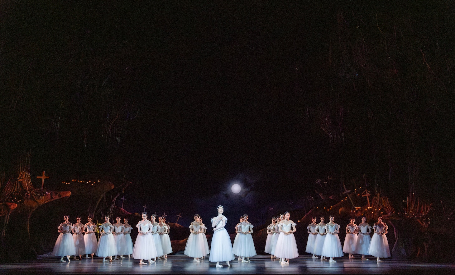 新国立劇場バレエ団「ジゼル」ロンドン公演より。（Photo by Tristram Kenton）