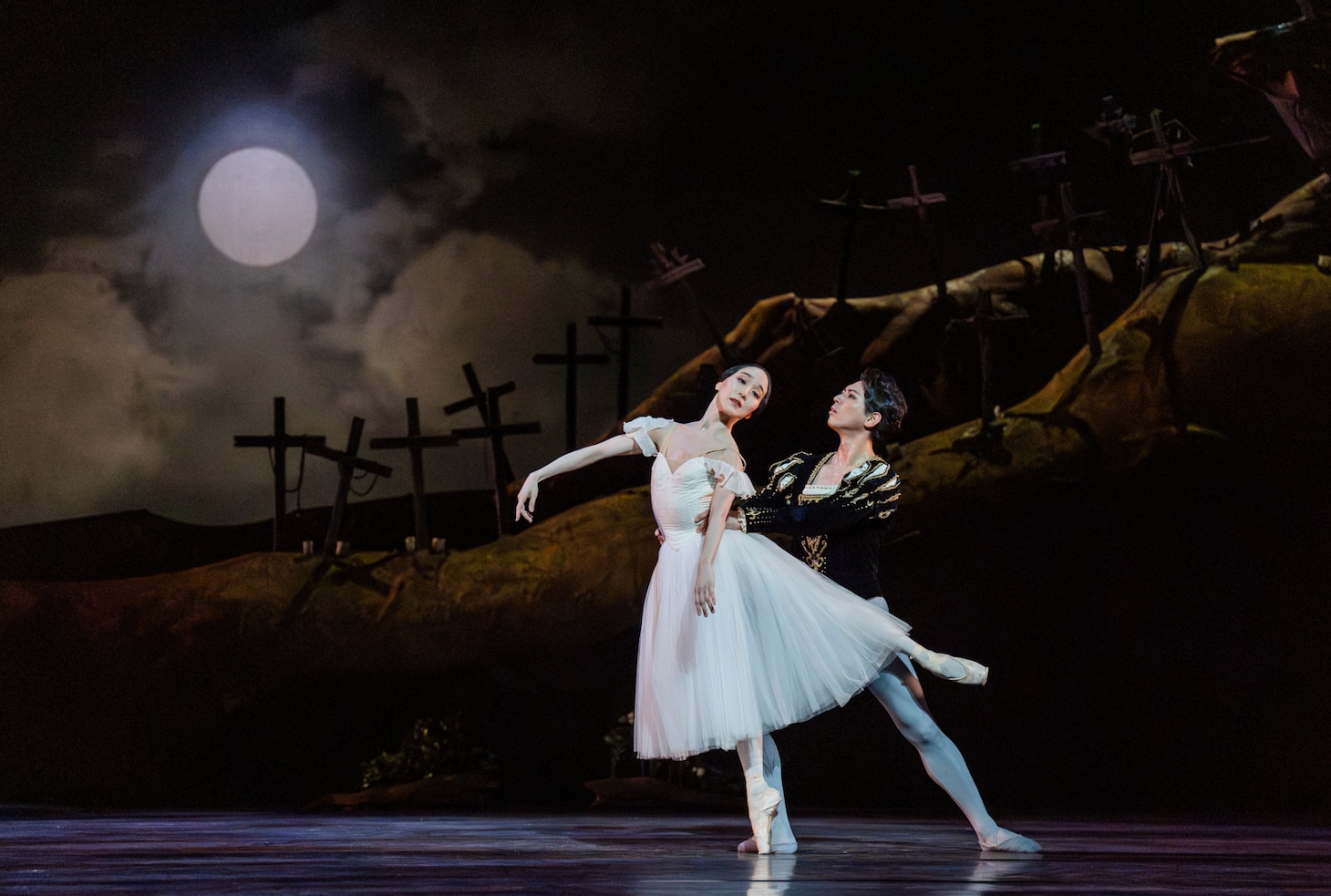 新国立劇場バレエ団「ジゼル」ロンドン公演より。（Photo by Tristram Kenton）