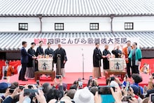 「四国こんぴら歌舞伎大芝居」開幕、お練りの賑わいに包まれ雀右衛門・松緑ら金丸座へ