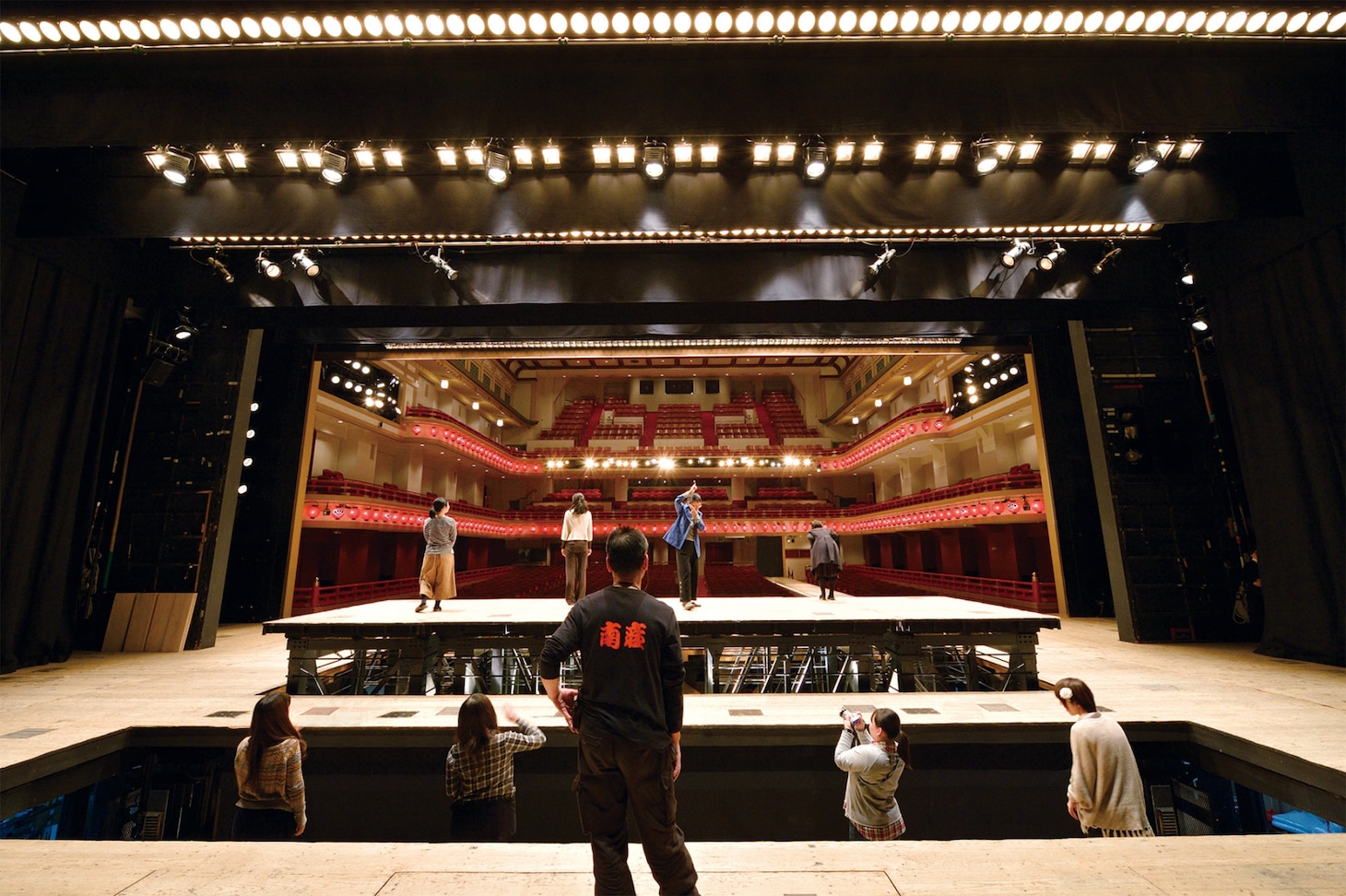 過去の舞台体験ツアーの様子。