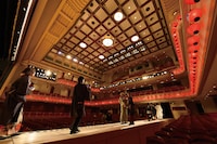 過去の舞台体験ツアーの様子。