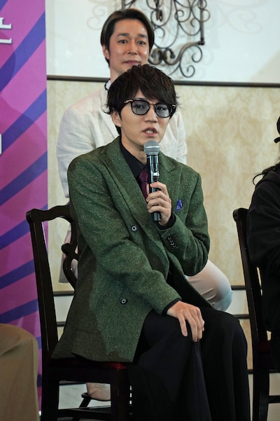 神山智洋（前列）