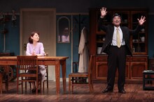 加藤健一事務所 vol.123「Flowering Cherry～夢見るチェリー～」より。（撮影：石川純）