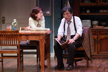 加藤健一事務所 vol.123「Flowering Cherry～夢見るチェリー～」より。（撮影：石川純）