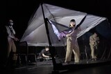 第15回せんがわ劇場演劇コンクールより、劇団不労社「サイキック・サイファー」の様子。（撮影：青二才晃）