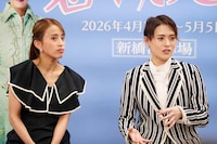 翼和希（右）と千咲えみ（左）。