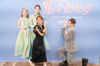 第1回公演と同じデザインのロゴをアピールする翼和希（右）と千咲えみ（左）。