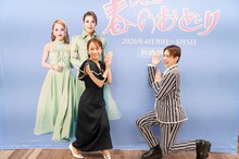 第1回公演と同じデザインのロゴをアピールする翼和希（右）と千咲えみ（左）。