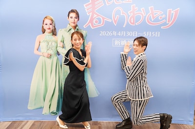 第1回公演と同じデザインのロゴをアピールする翼和希（右）と千咲えみ（左）。