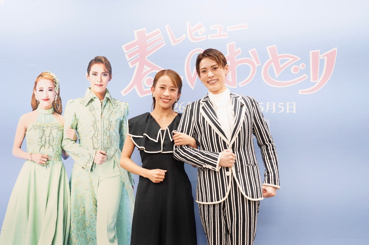 ポスターと同じように腕組みをする翼和希（右）と千咲えみ（左）。