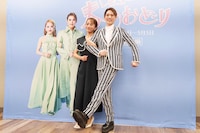 サービス精神たっぷりにポスターと同じポーズをとる翼和希（右）と千咲えみ（左）。足先を浮かせるのは翼のこだわり。