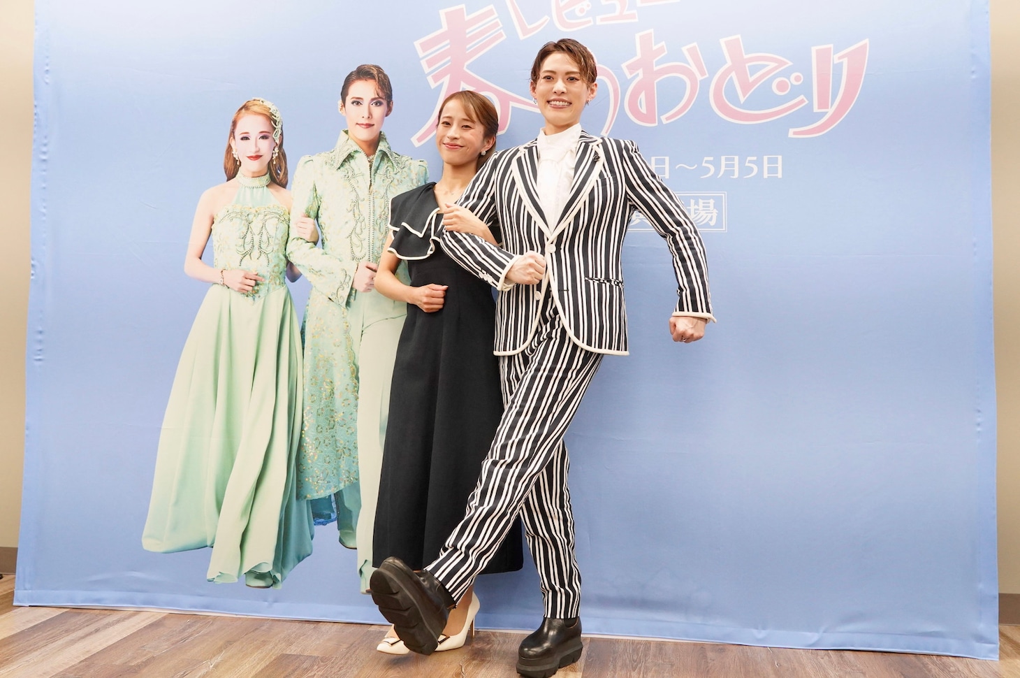 サービス精神たっぷりにポスターと同じポーズをとる翼和希（右）と千咲えみ（左）。足先を浮かせるのは翼のこだわり。